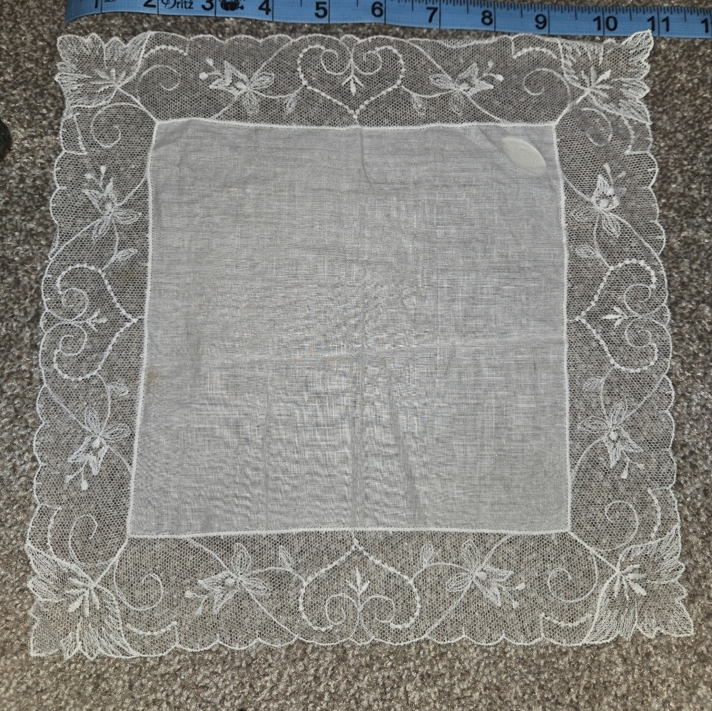 Elegant White Lace Hank Kerchief/doillie
